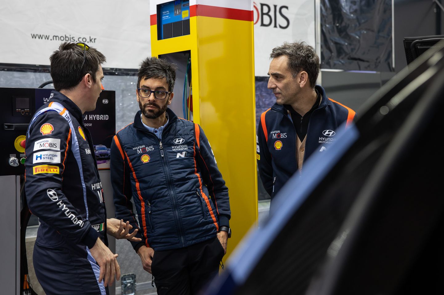 Vasakult: Craig Breen, Hyundai tiimimänedžer Pablo Marcos ja Cyril Abiteboul.