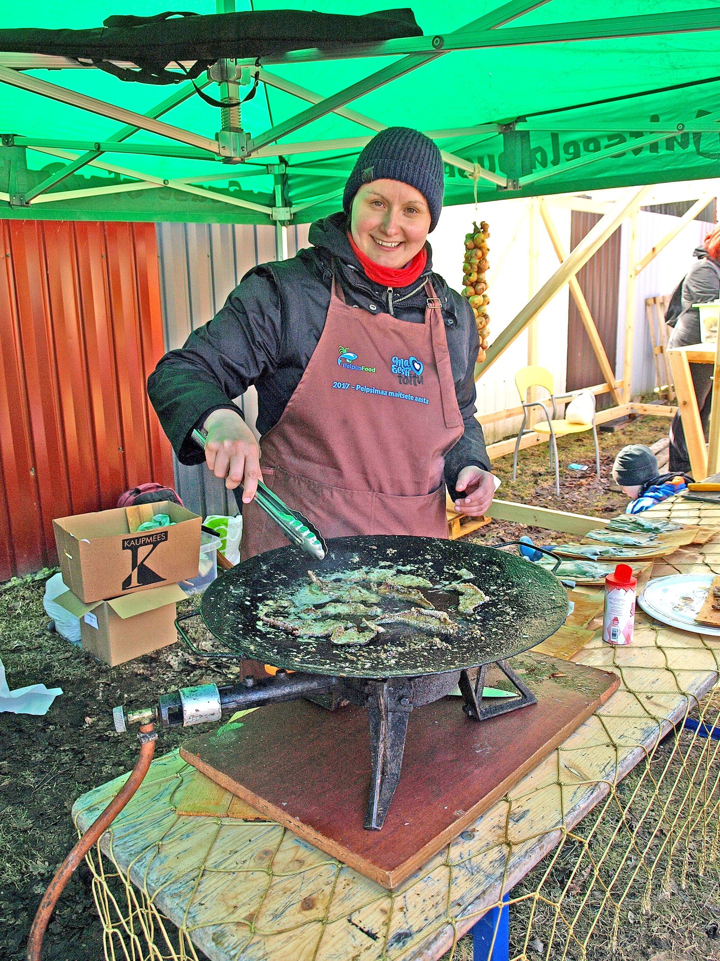MTÜ Peipsimaa kogukonnaköök eestvedaja Triinu Akkermann õpetas viimati Varnja kalalaadal ahvenanahast krõpsude valmistamist.