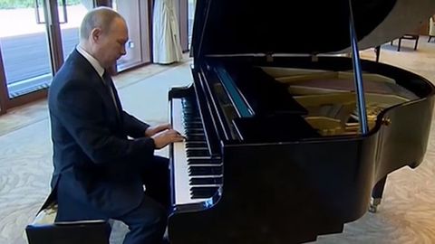 Видео: Путин сыграл на рояле в Пекине песни о Москве и Петербурге 