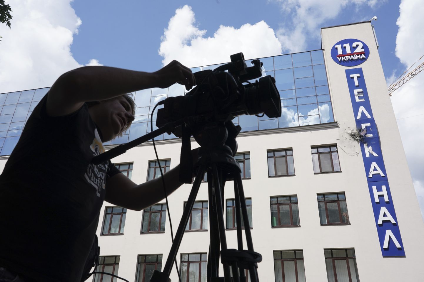 Kaameramees seadmas laupäeval üles oma kaamerat telekanali 112 Ukraina hoone juures, mille fassaad varahommikul granaadiheitjast tulistatud granaadiga kahjustada sai.