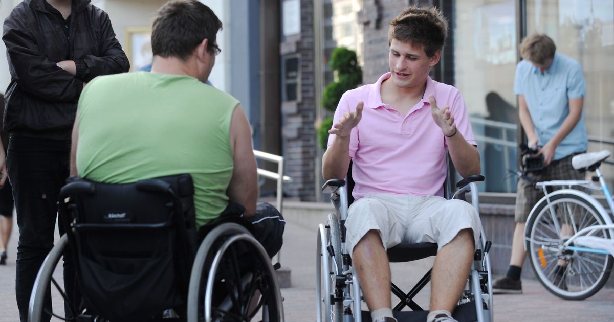 Инвалиды разных групп. Люди с инвалидностью. Инвалид и здоровый. Люди инвалиды. Много инвалидов.