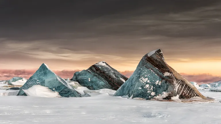 Jäämäed on külmunud merejäässe Svalbardis.