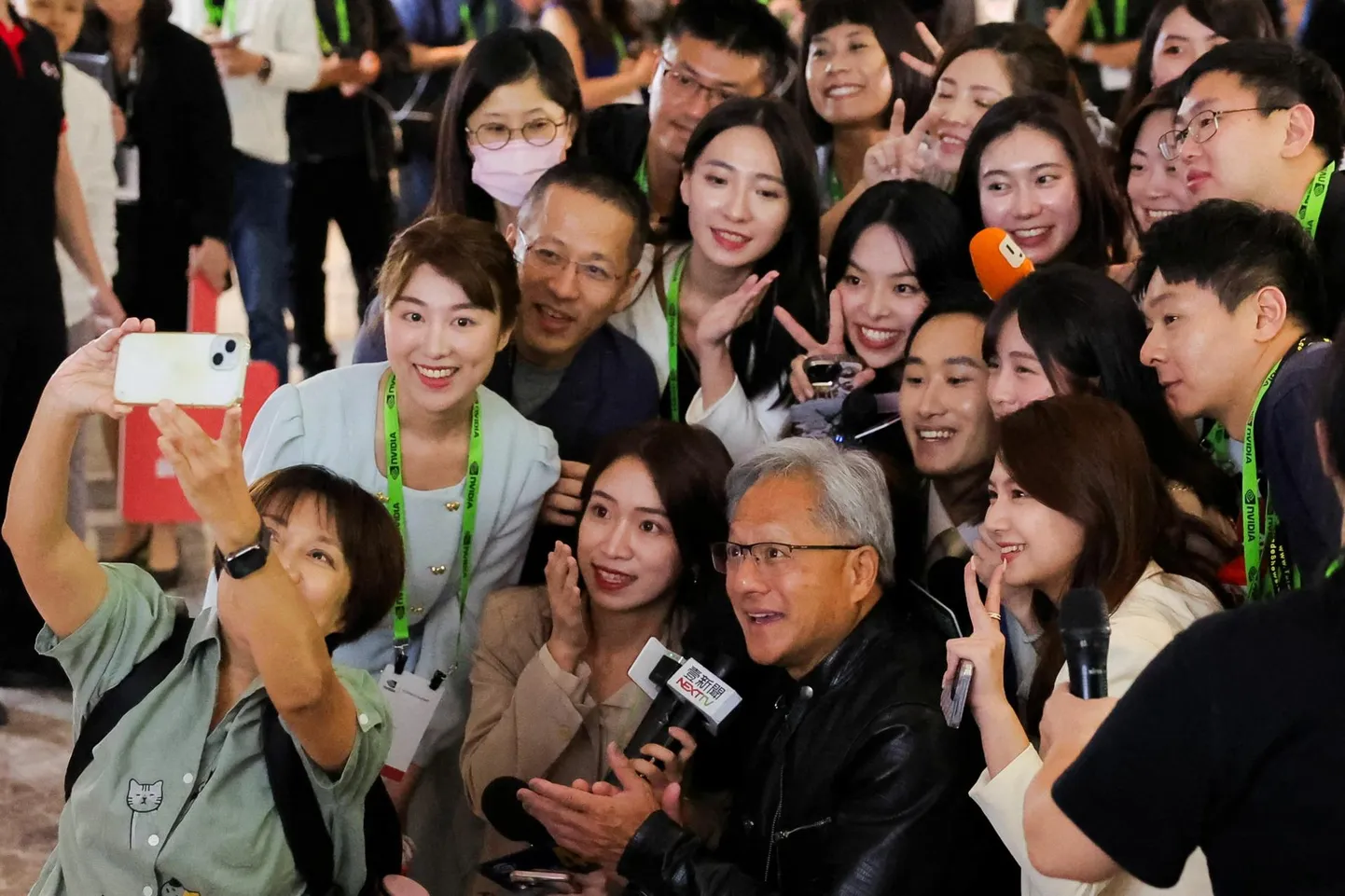 Jensen Huang juuni alguses Taipeis toimunud pooljuhttööstuse messil fännidega selfit tegemas.