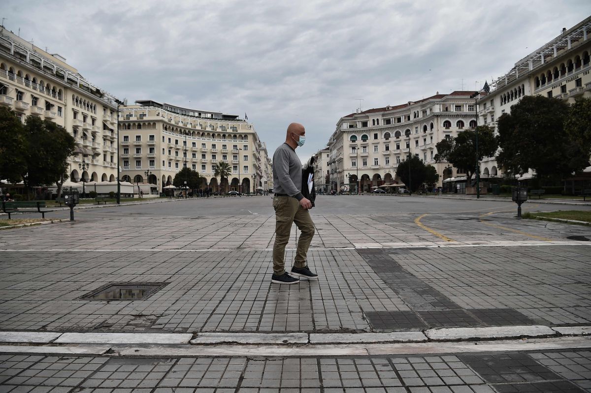 Мужчина на пустой городской площади в Салониках, Греция, 2 ноября 2020 года.