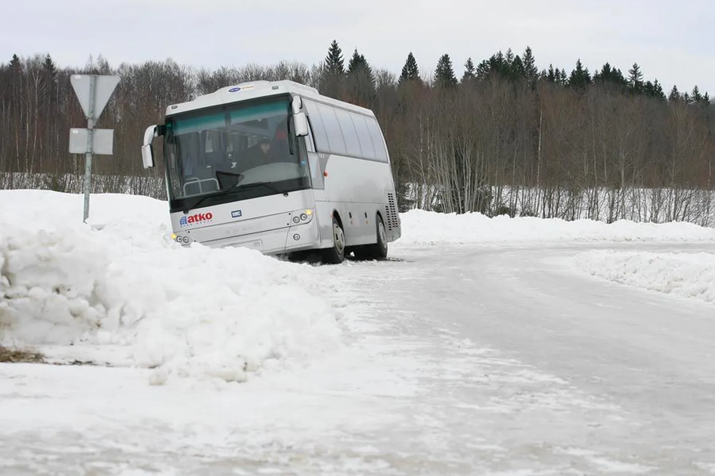 Eile hommikul vajus Viljandi—Karula—Auksi buss Auksi lähedal teeäärsesse lumevalli ja omal jõul enam liikuma ei pääsenud.