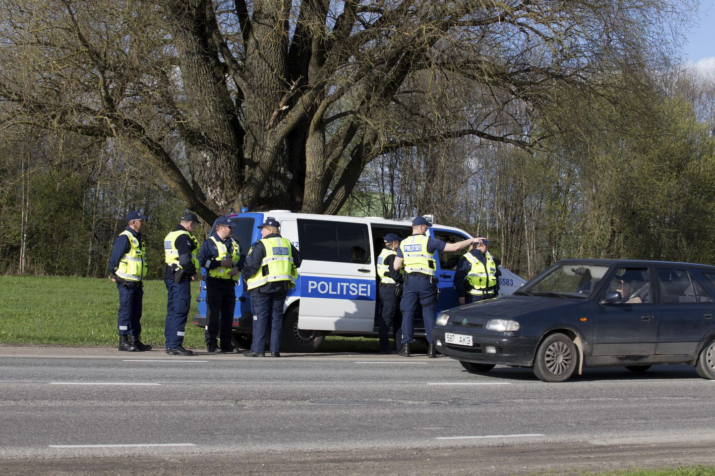 Viljandis sätiti kontrollpunkt reede õhtul sisse Köstis, kus mõni möödasõitja sai mitu korda alkomeetrisse puhuda.