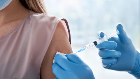 В США одобрена первая вакцина от респираторного вируса, из-за которого ежегодно болеют больше 60 миллионов человек