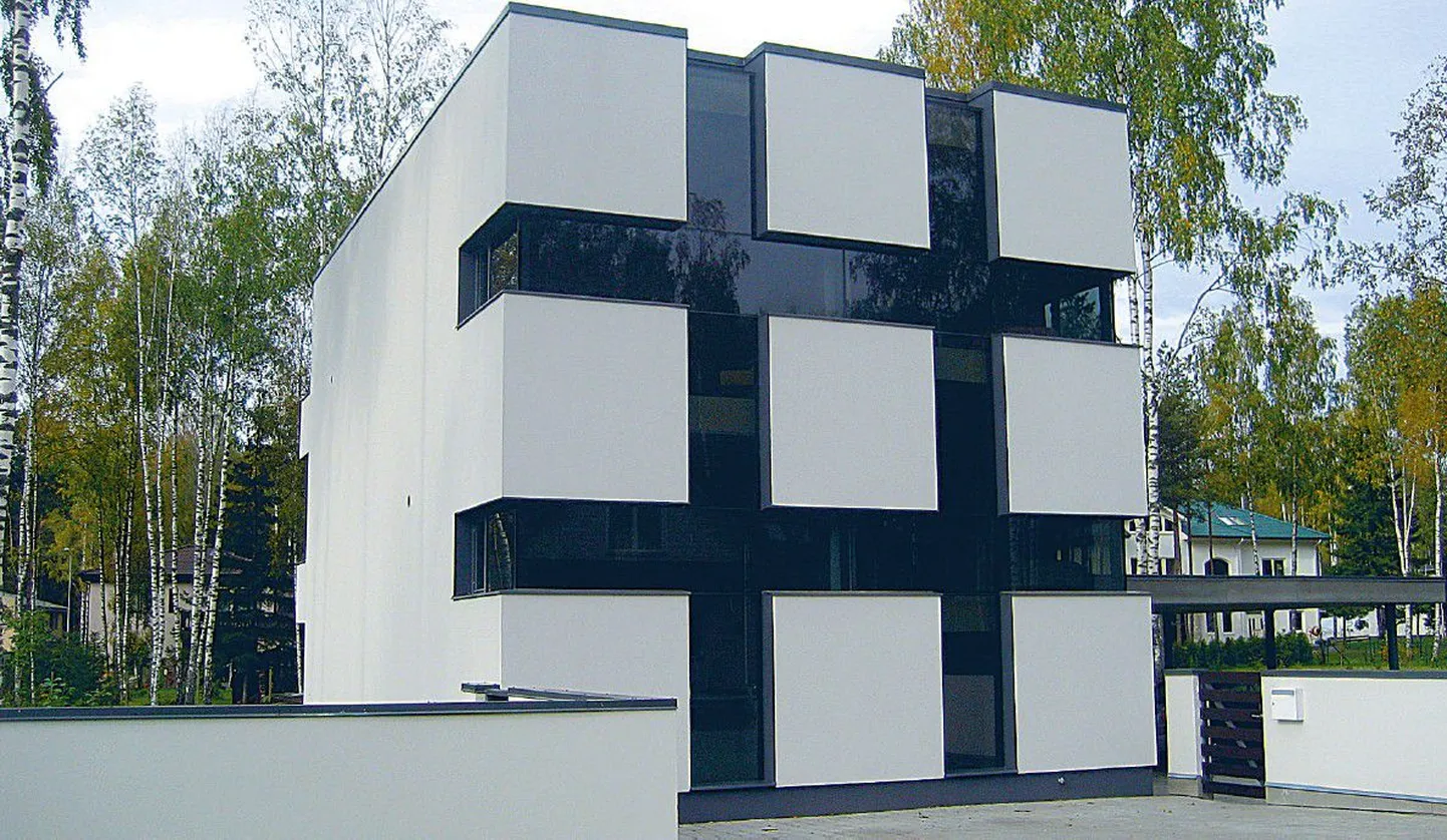 Arhitekt Ralf Tamme projekteeritud kuulus Kuubikmaja Veskimöldres on müüki pandud. Rubiku kuubikut meenutava maja otstes on peegelpildis «kaevumärgid», maja tagapool on täpselt esipoole negatiiv. Selline šedööver tekkis omaniku esialgsest soovist saada maja, mis on lihtne kuup. Kuubikmaja sünni juures oli ihu ja hingega nii arhitekt kui tellija, tulemuseks on originaalne ja isikupärane kodu. Kui varem käisid maja uudistamas arhitektuurifriigid, siis nüüd ka ostuhuvilised.