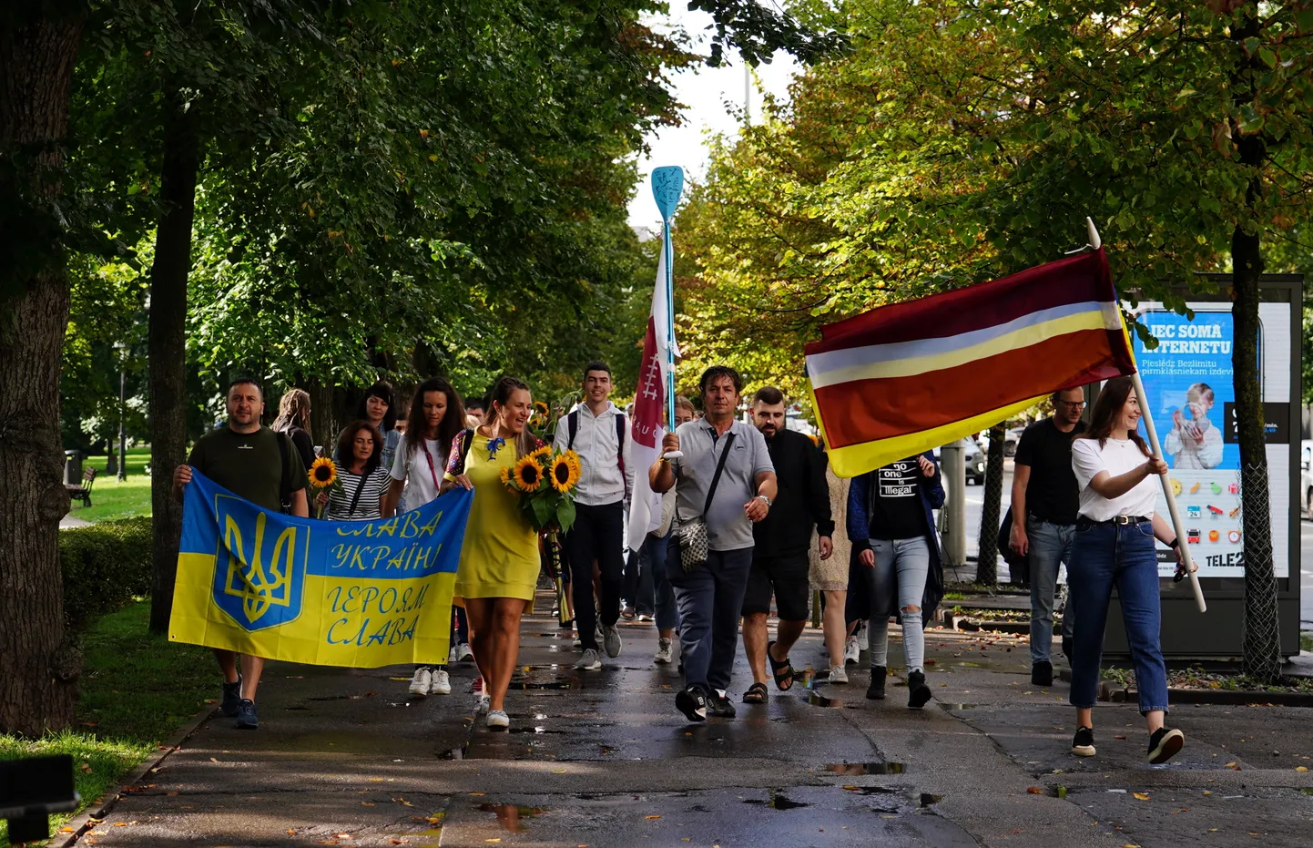 Atzīmējot Ukrainas Neatkarības dienu, norisinās gājiens "Saulespuķu ceļš" no "Tavi draugi" angāra līdz Vērmanes dārza skatuvei.