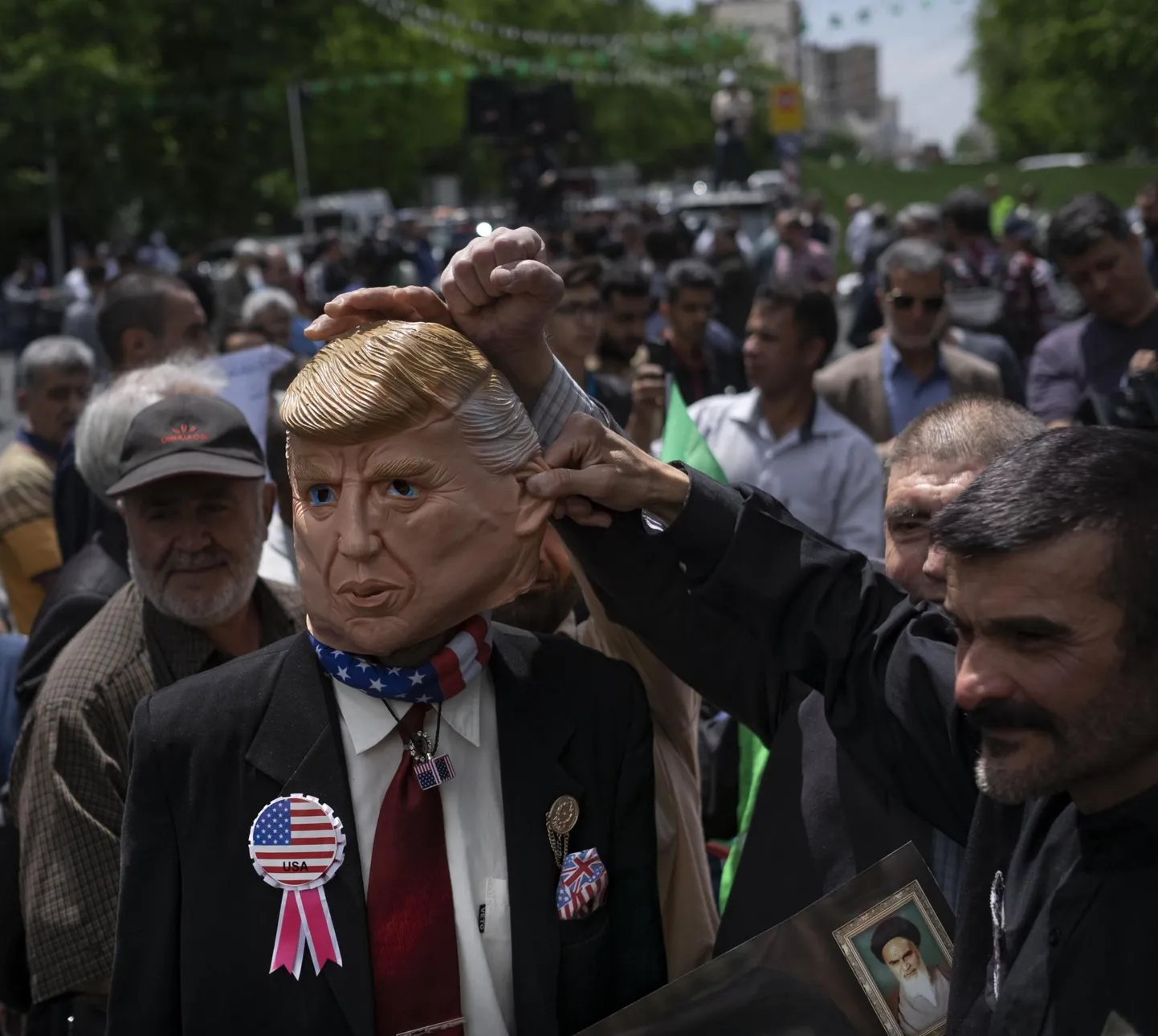 Iraani meeleavaldaja Teheranis sakutab USA presidendiks Donald Trumpiks maskeerunud meest.