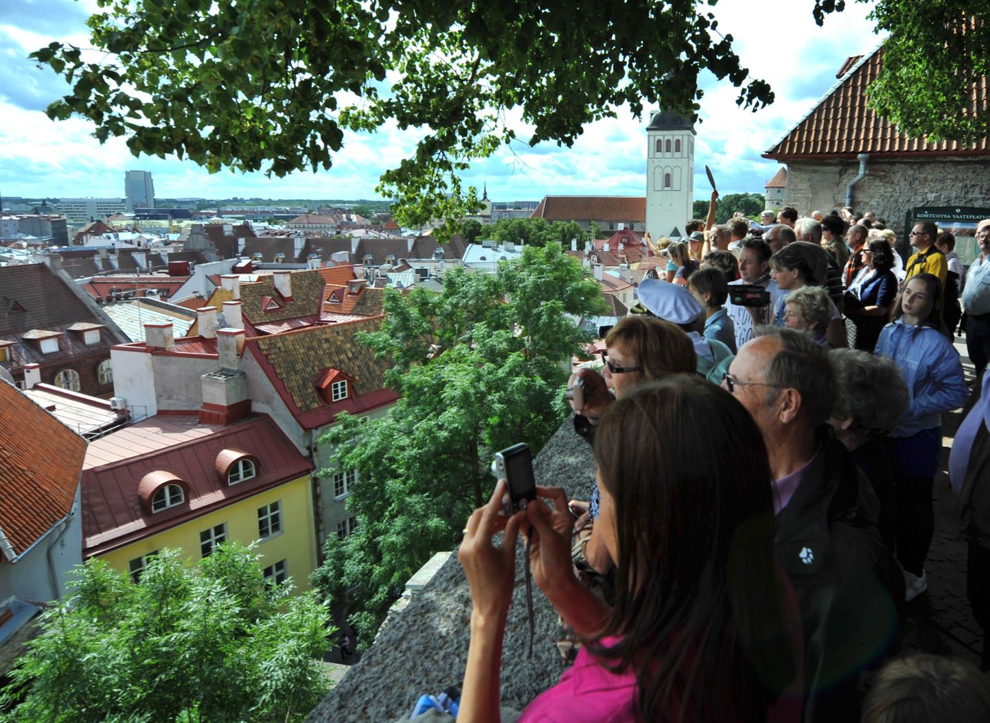 Туристы в Таллинне.