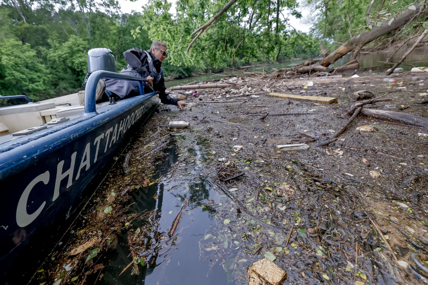 Jõevalvur Jason Ulseth näitab suurt prügihunnikut Chattahoochee jõel Atlantas Maa päeval, 22.04.2025. Jõgi varustab 70 protsenti Atlanta joogiveest (5 miljonit inimest). USA keskkonnakaitse (EPA) administraator Lee Zelden plaanib muuta veeseadust, tekitades muret saaste pärast.