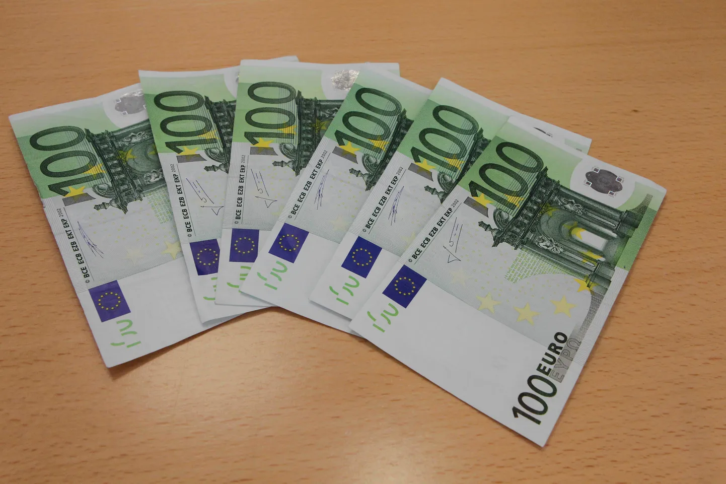 Võimalik, et üks seltskond üritab Eestis kaupade eest maksta võltsitud 100eurostega. See on neil seni õnnestunud Tõrvas ja Abja-Paluojal. Pildil olevad 100eurosed on ehtsad.