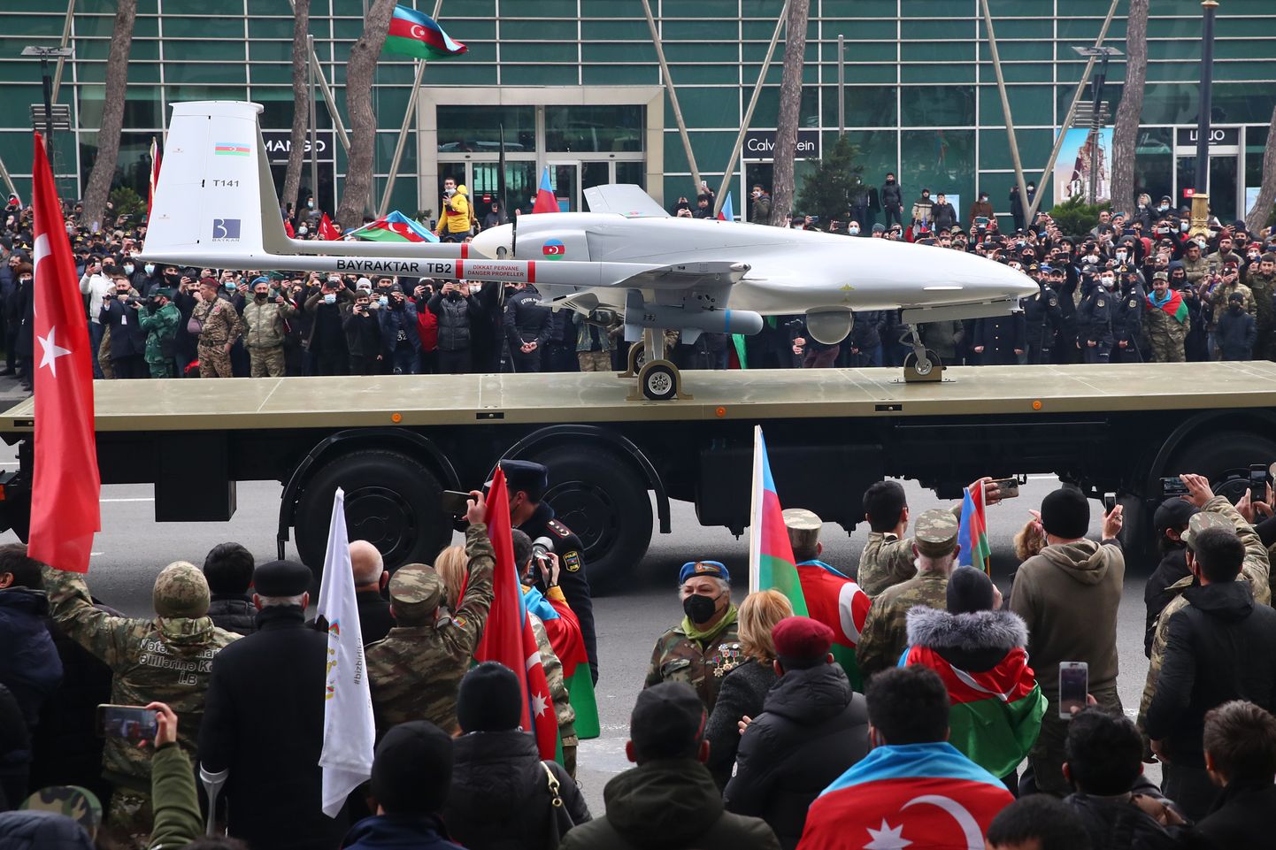 Baykar Makina poolt toodetud TB2 droon sõjaväeparaadil Bakuus.
