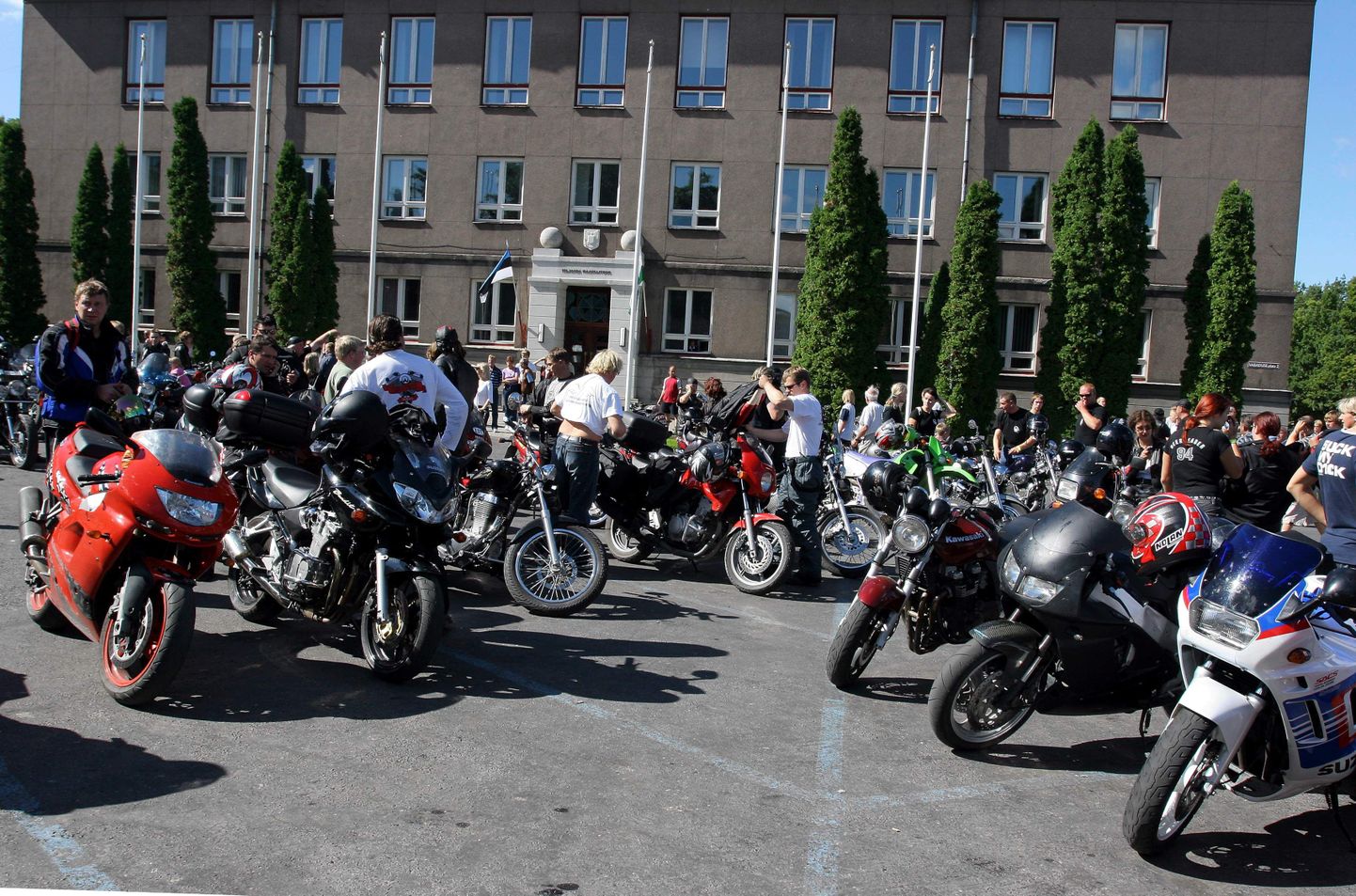 Laupäeval jagavad Viljandi kesklinna jalg- ja mootorratturid ning seetõttu on osa vanalinna autodele suletud.