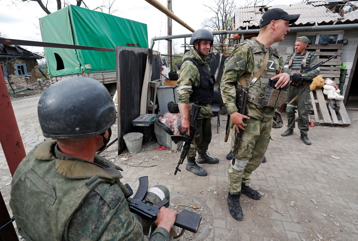 Vene-meelsete nn separatistide võitlejad positsioonil Mariupolis Azovstali tehase lähistel