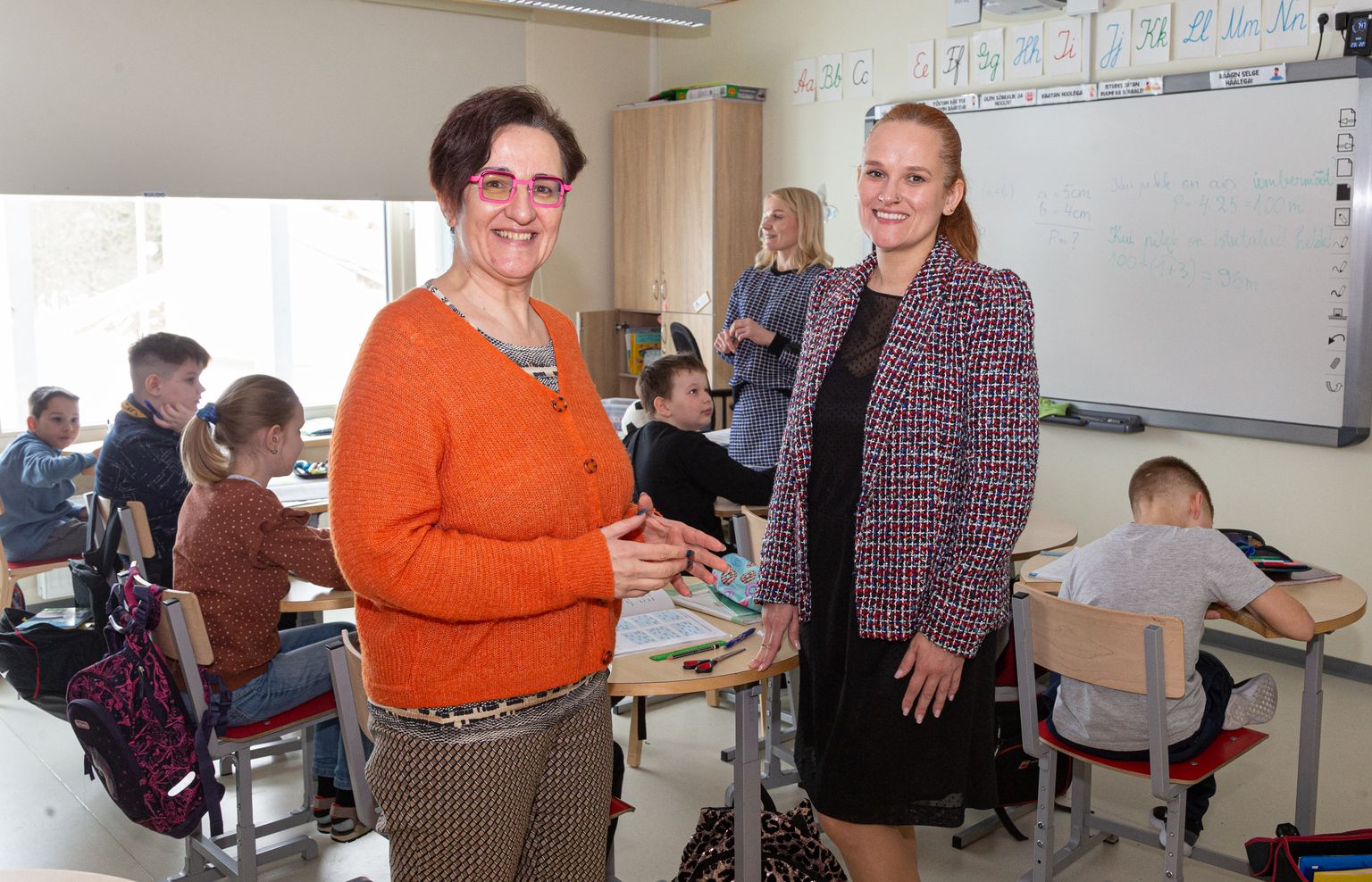 Kogenud õpetaja Kristiina Raidvere Paidest tutvus kevadel proovipäevadel teiste seas Sinimäe kooli ja selle direktori Aljona Kordontšukiga. Sügisest asus ta sealsamas tööle.