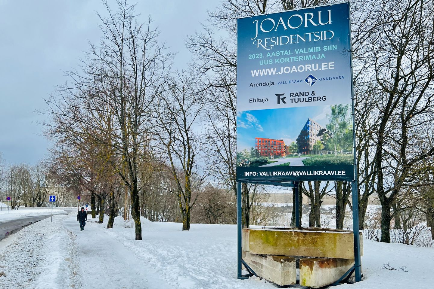 AS Vallikraavi Kinnisvara alustas Narvas Raudsilla tänaval piirijõe kaldal viiekroonise vaate vaateplatvormi kõrval Joaoru Residentside elamukvartali esimese kortermaja ehitamist.