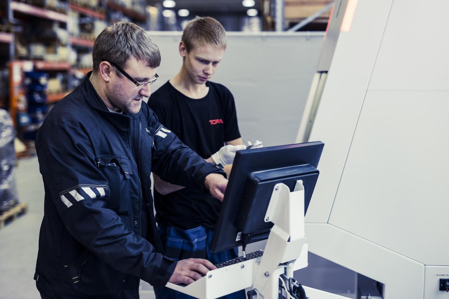 Oskustöötaja väljaõpetamine, esiplaanil Torm Metalli tootmisjuht Ott Jaakma. 