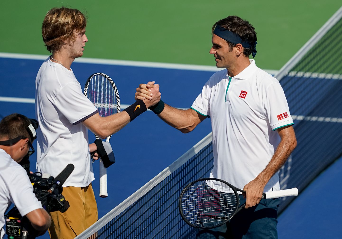 Roger Federer õnnitleb Andrei Rublevit võidu puhul.