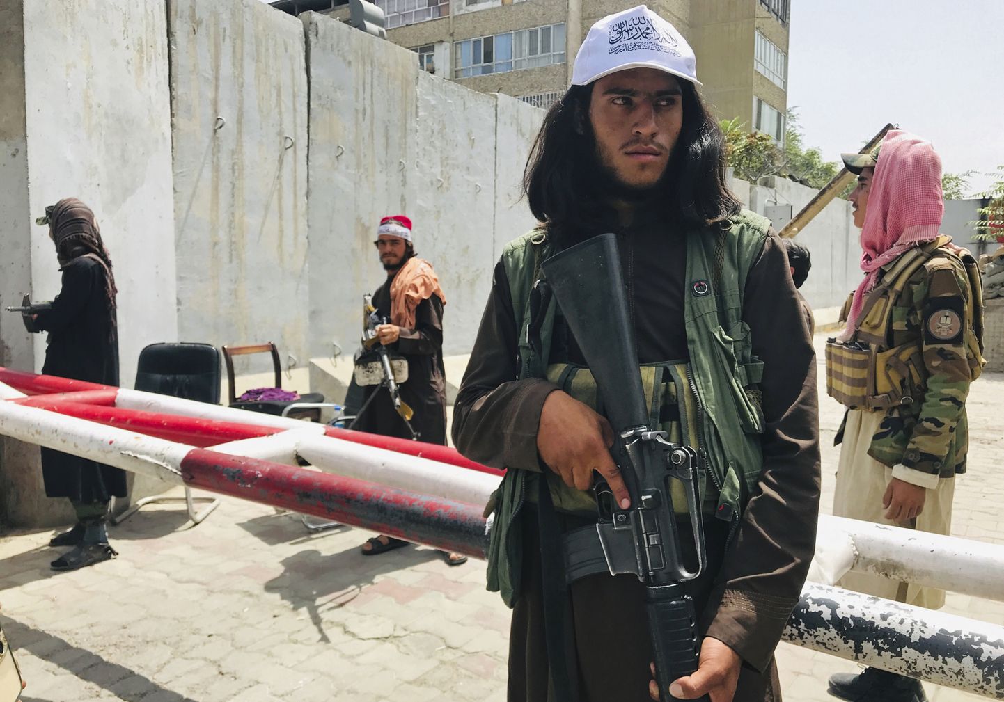 Talibani võitlejad Kabulis USA saakonnahoone juures asuvas kontrollpunktis.
