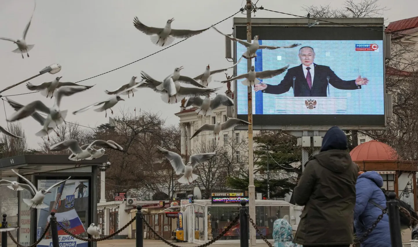 Inimesed okupeeritud Krimmis Sevastopolis heitmas pilku tänavaekraanile, kust näidati eile otseülekandes Venemaa presidendi Vladimir Putini aastakõnet föderaalkogule. 