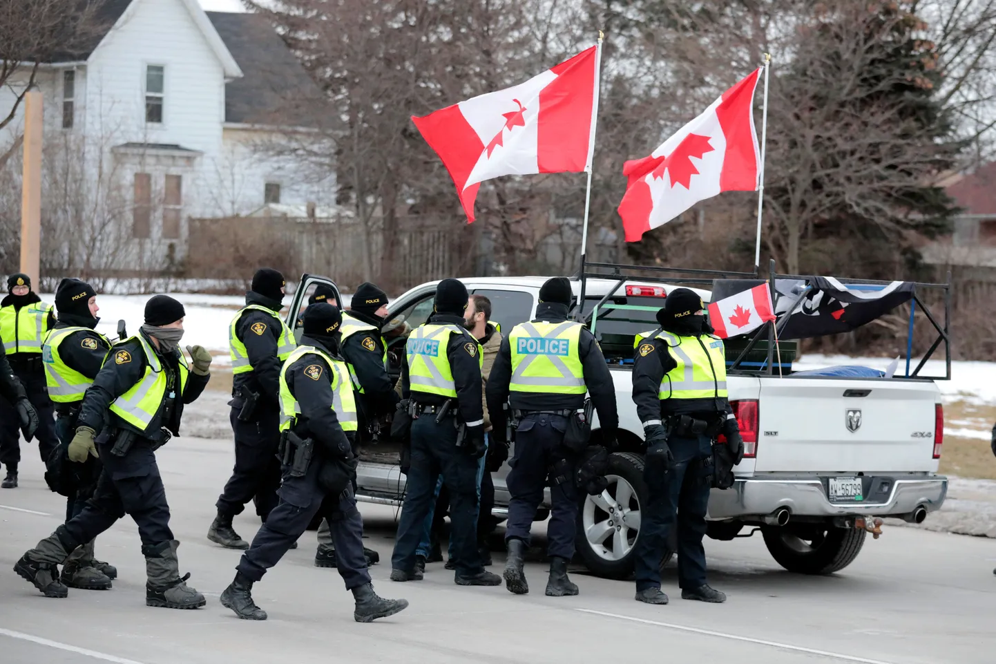 Politsei piiramas sisse masinat, mis blokeeris sissepääsu Ambassador Bridge'i sillale USA-Kanada piiril.
