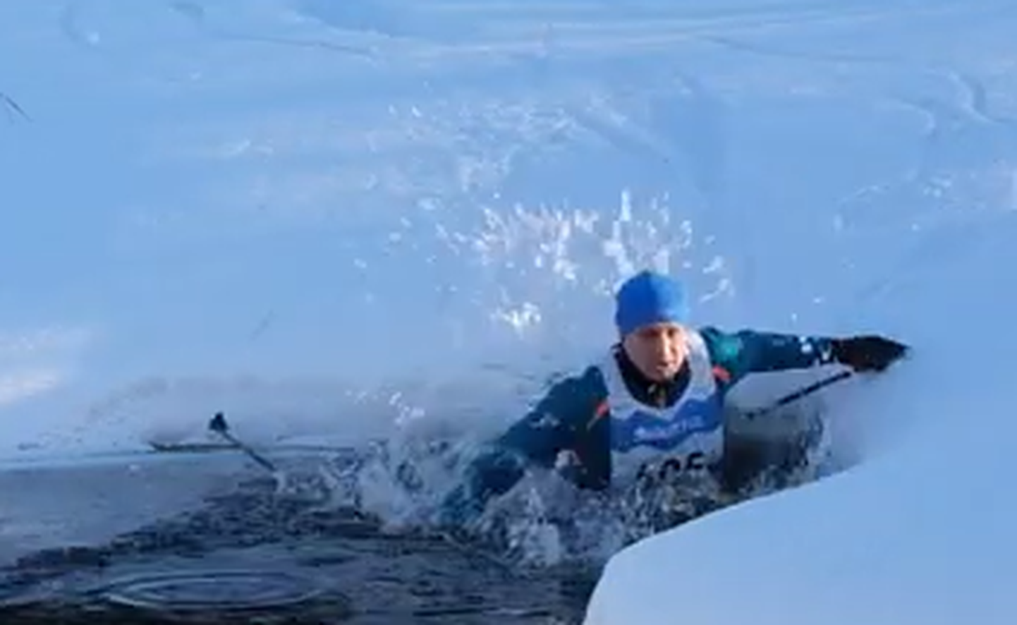 Участник Тартуского лыжного марафона упал в реку.