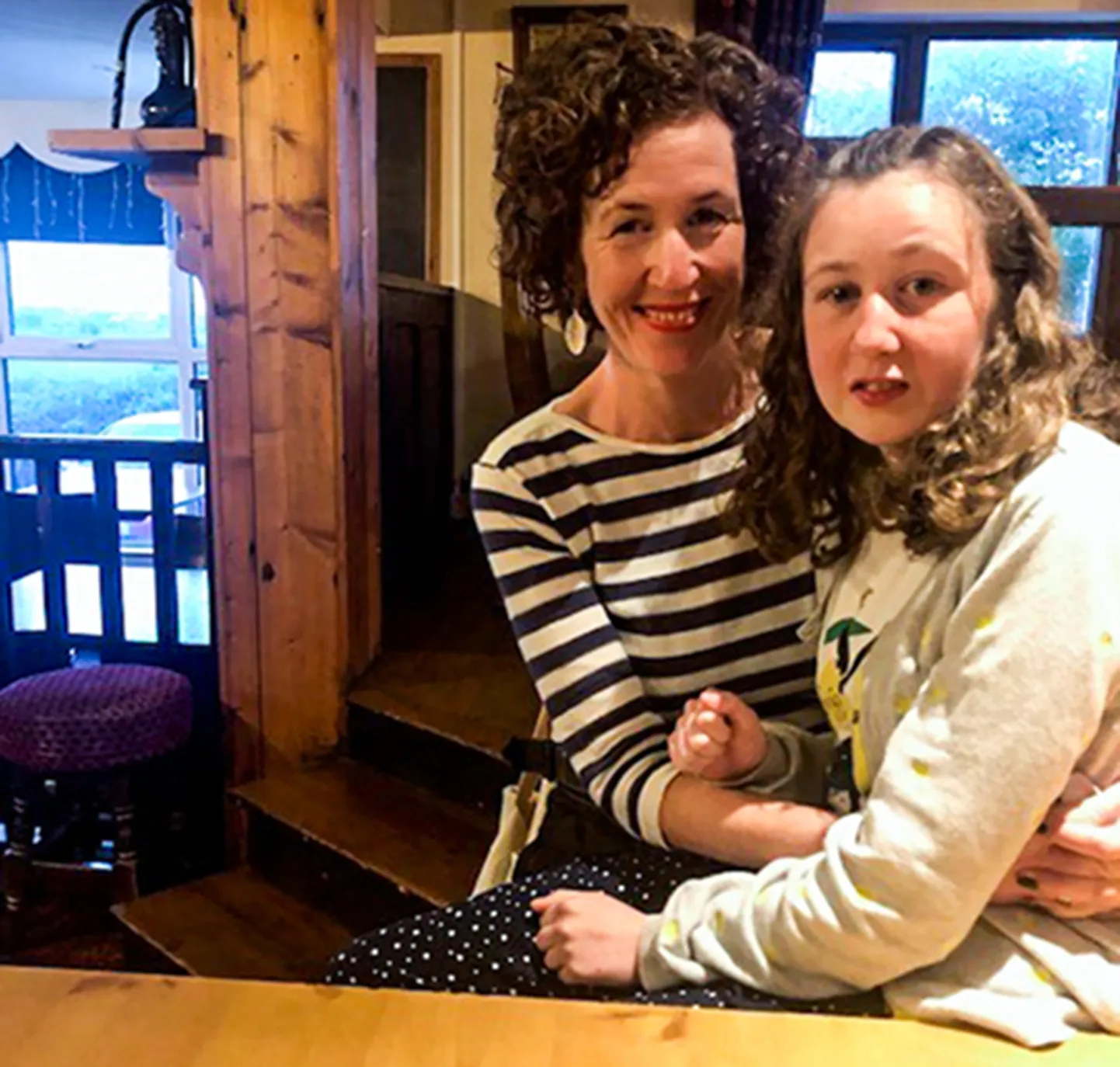 Nora Quoirin koos oma ema Meabh Quoiriniga dateerimata fotol