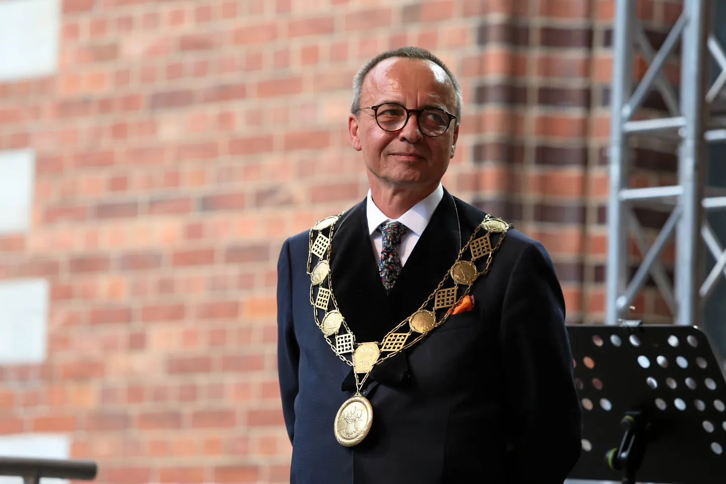 Latvijas Mākslas akadēmijas rektors Kristaps Zariņš  piedalās Latvijas Mākslas akadēmijas simtgades svinībās.