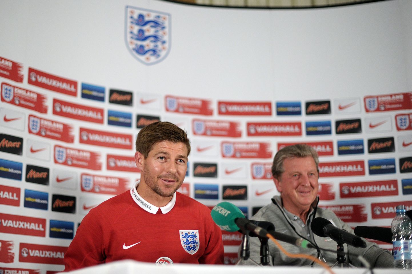 Steven Gerrard (vasakul) ja Inglismaa koondise peatreener Roy Hodgson.