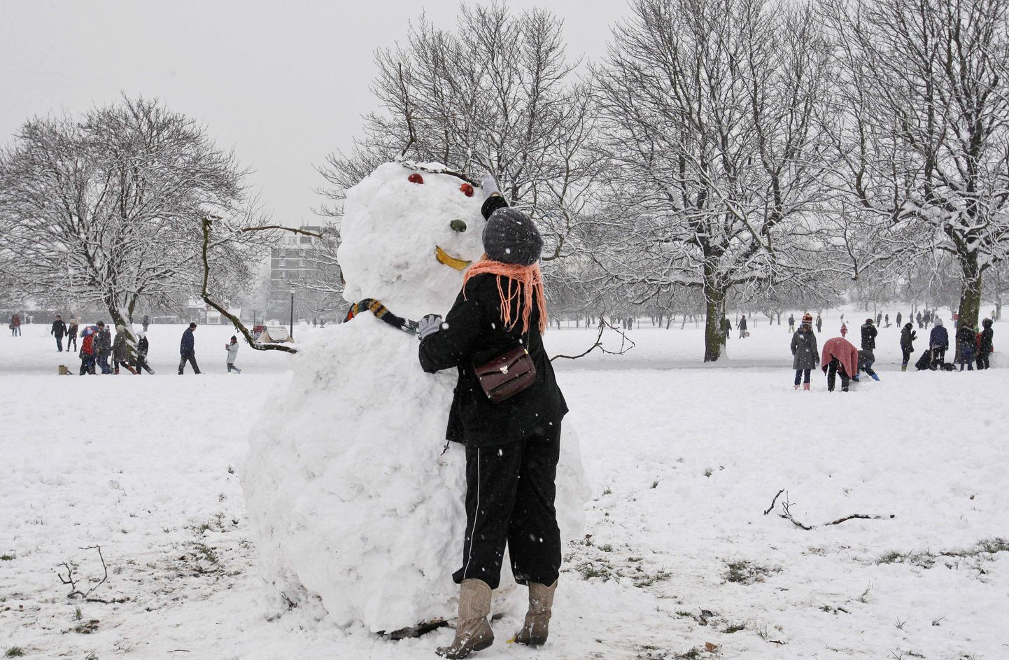 Suurlumesadu pakkus brittidele hea võimaluse lumememmesid teha. Pilt on tehtud Primrose Hillil.