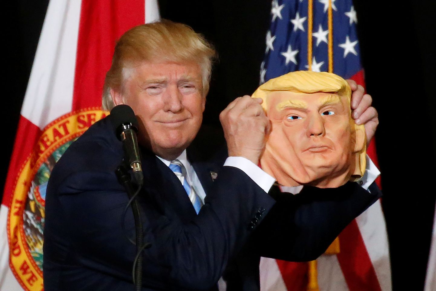 Donald Trump teda kujutava maskiga