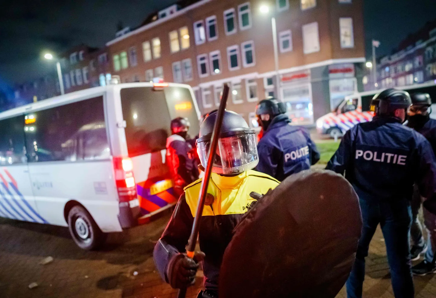 Märulipolitseinikud Rotterdamis.