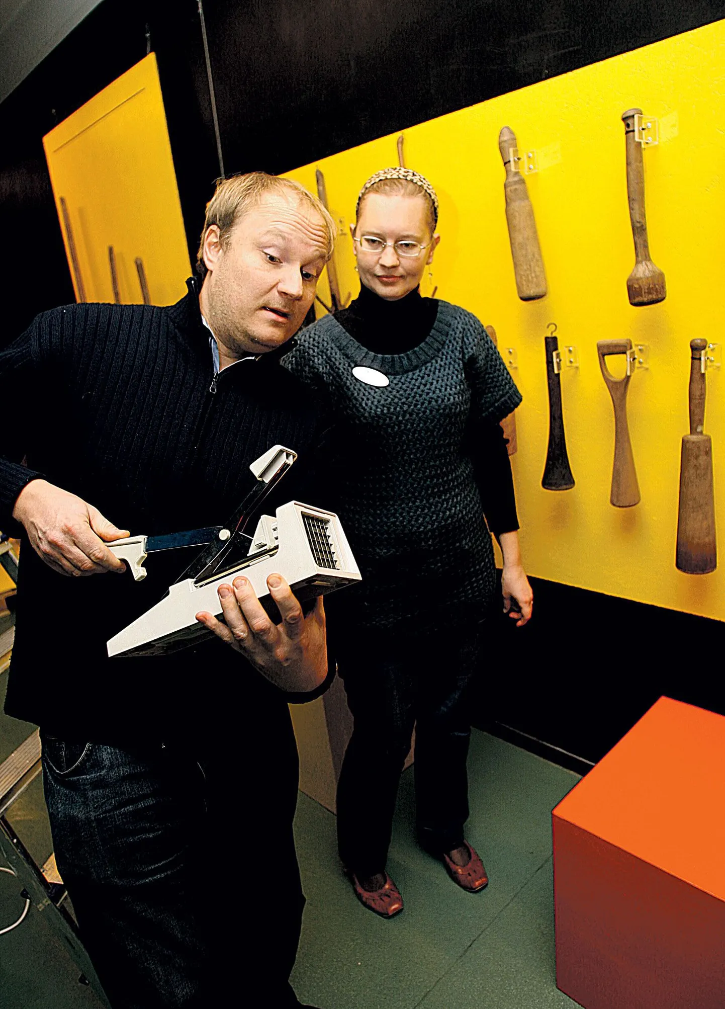 Pildil sätivad eksponaate maja juhataja Kristjan Raba ja näituse kujundaja kunstnik Jane Liiv.