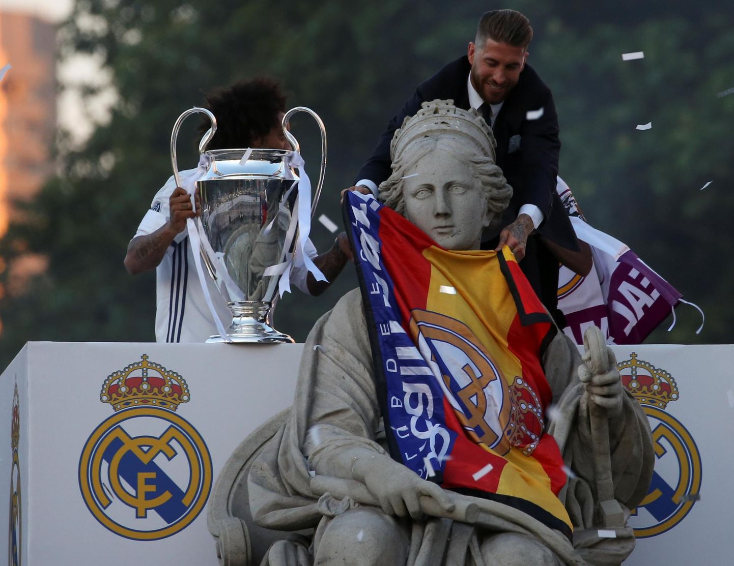 Madridi Reali kaitsja Marcelo (vasakul karikaga) ja kapten Sergio Ramos Kybele purskkaevu juures Meistrite liiga võitu tähistamas.