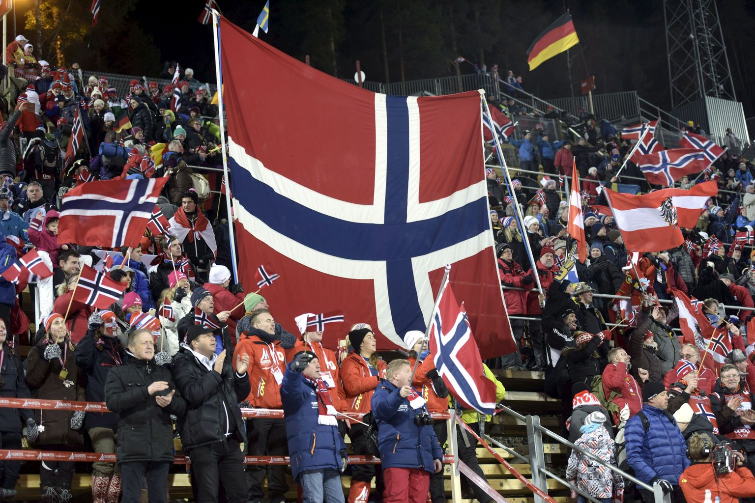 Norra fännid laupäeva õhtul Falunis Rune Velta MM-tiitli võtmisele kaasa elamas.