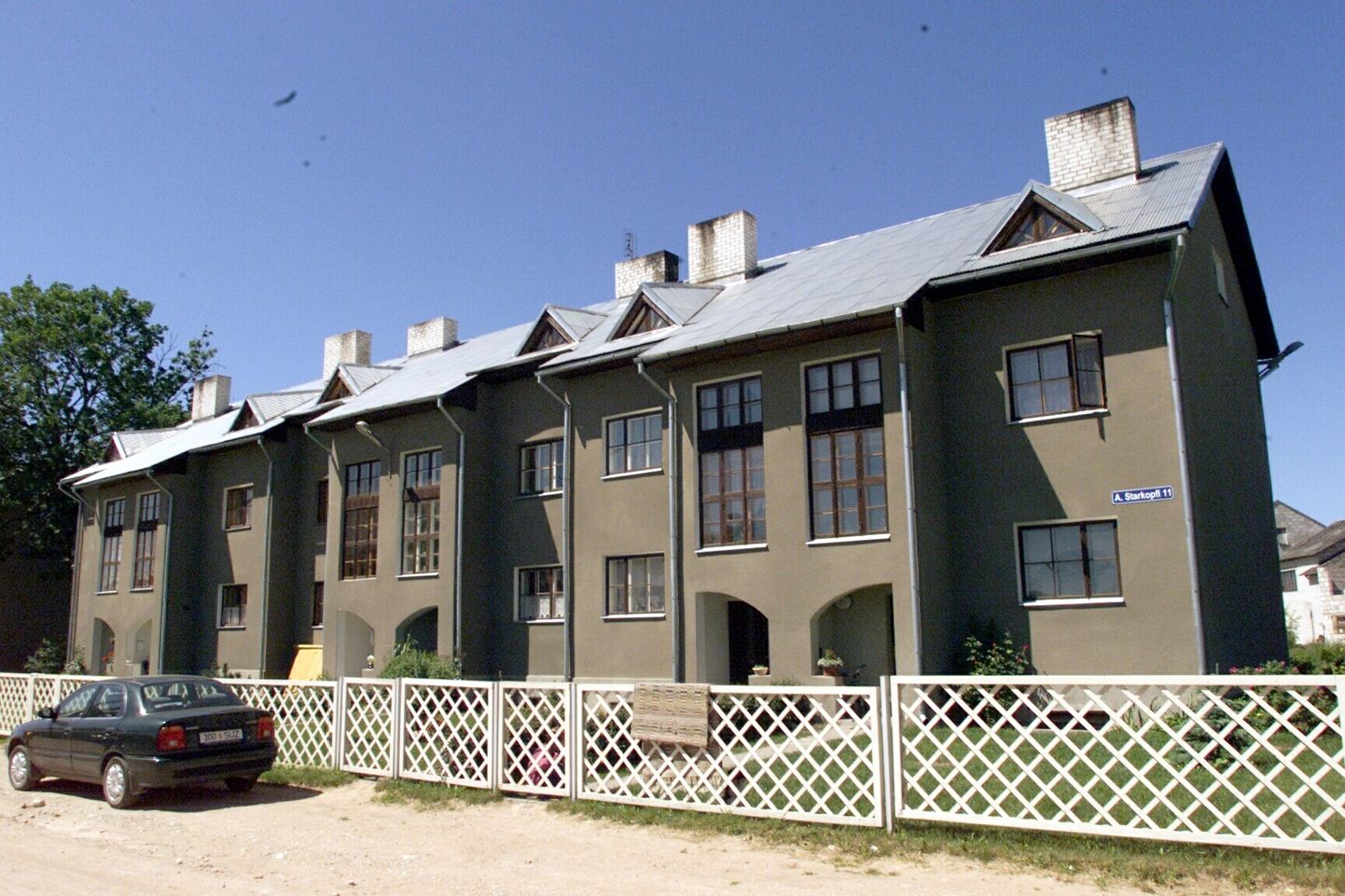 See Ihastes asuv korterelamu sai kasutusloa 1997. aastal. 2000. aastal tunnistati hoone korterelamute osas «Kauni kodu» konkursi esimese koha vääriliseks.
