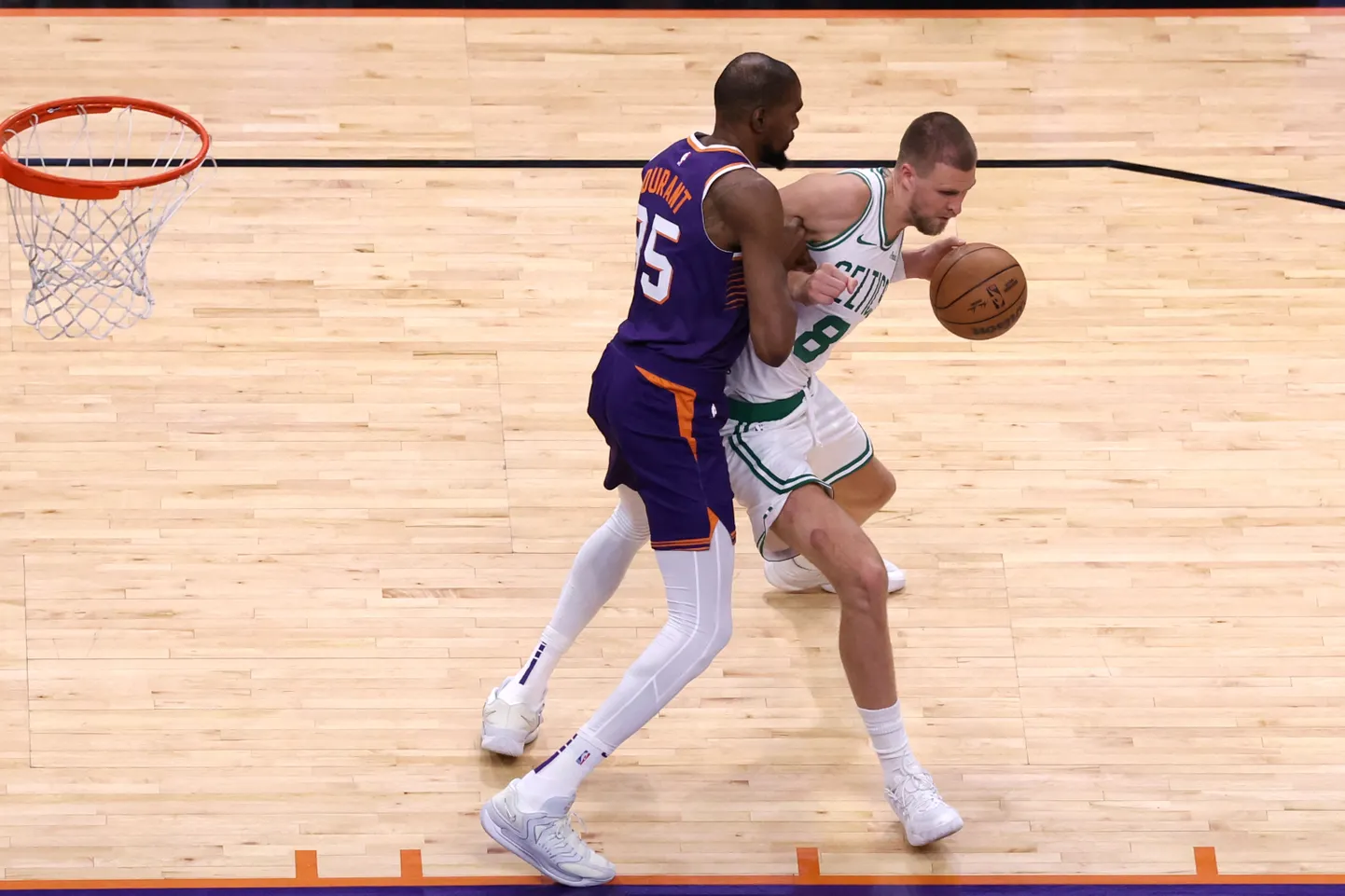Kristaps Porziņģis cenšas apspēlēt NBA zvaigzni Kevinu Durantu