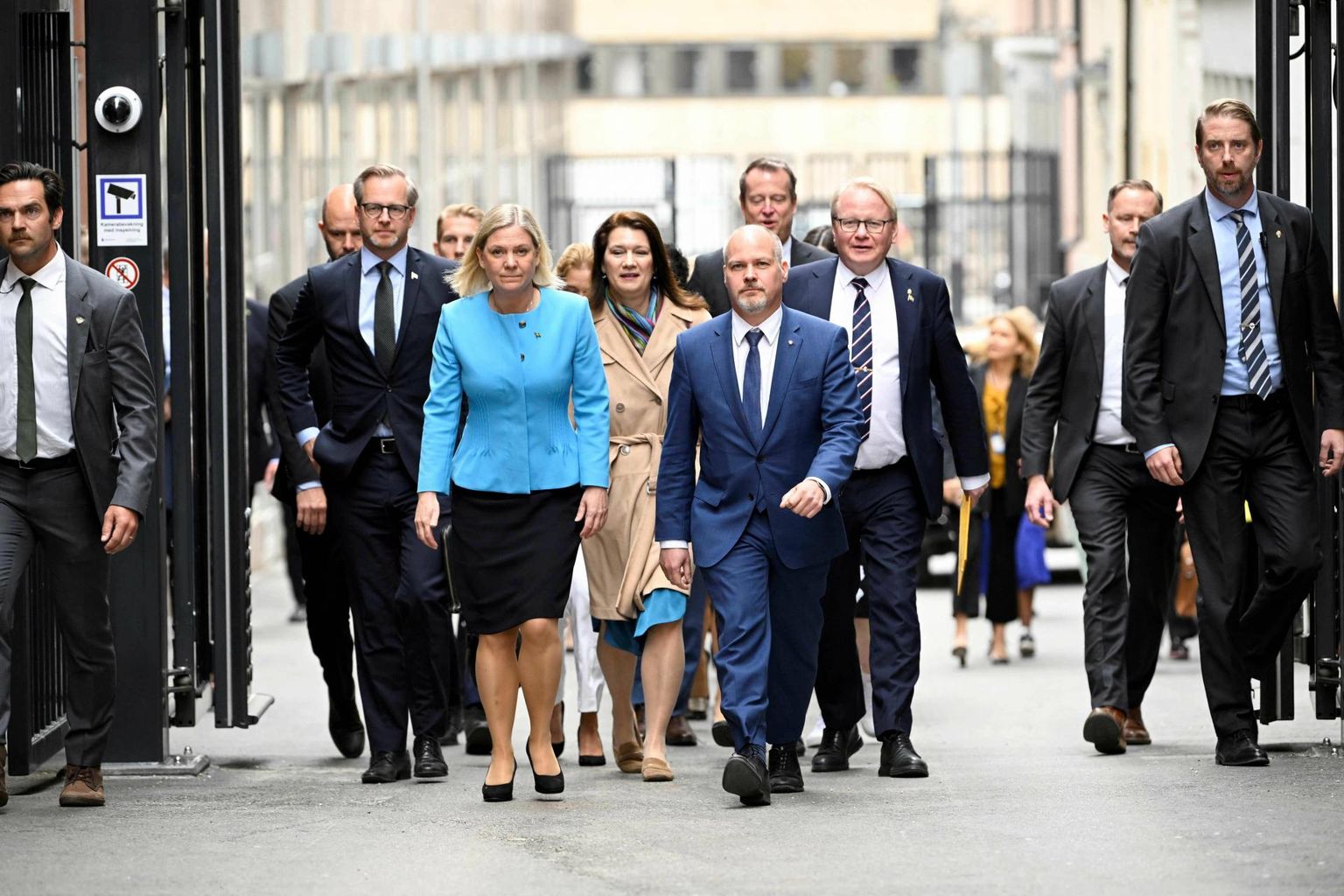 Rootsi peaminister Magdalena Andersson (esiplaanil vasakul) ning justiits- ja siseminister Morgan Johansson üleeile teel viimase umbusaldushääletusele parlamendihoonesse Stockholmis. Neid saadavad teised sotsiaaldemokraatide vähemusvalitsuse liikmed. 