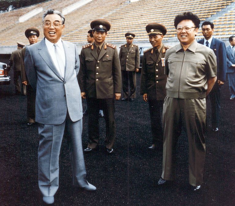 Põhja-Korea endised juhid Kim Jong-il (paremal) ja Kim Il-sung