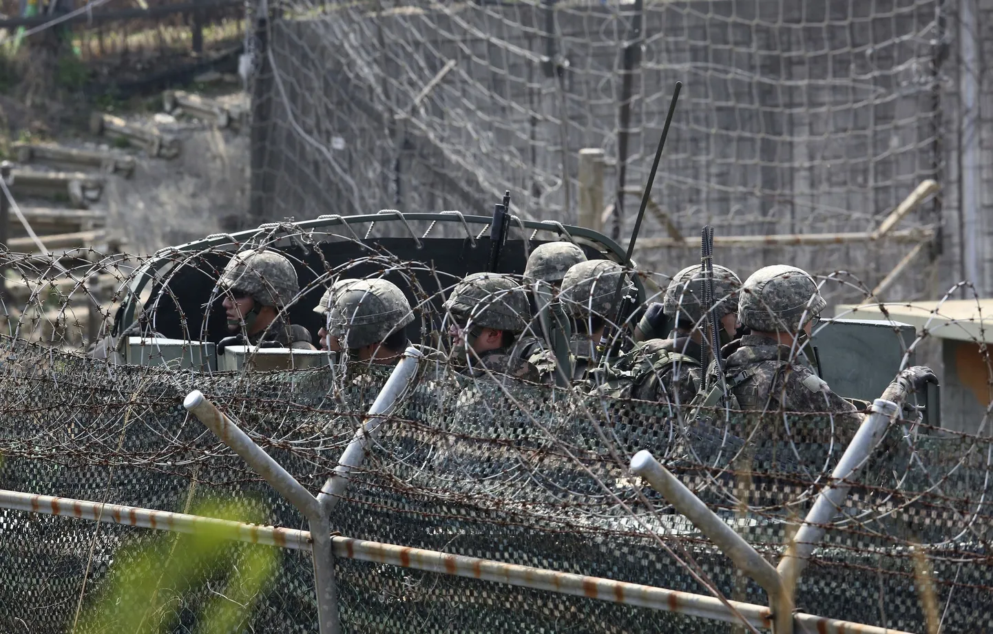 Lõuna-Korea sõjaväealased armeeveokis.