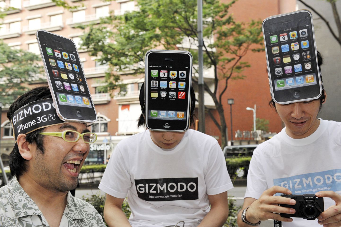 IPhone`i fännid Tokyos vahetult enne iPhone-3GSi Jaapani turule jõudmist.