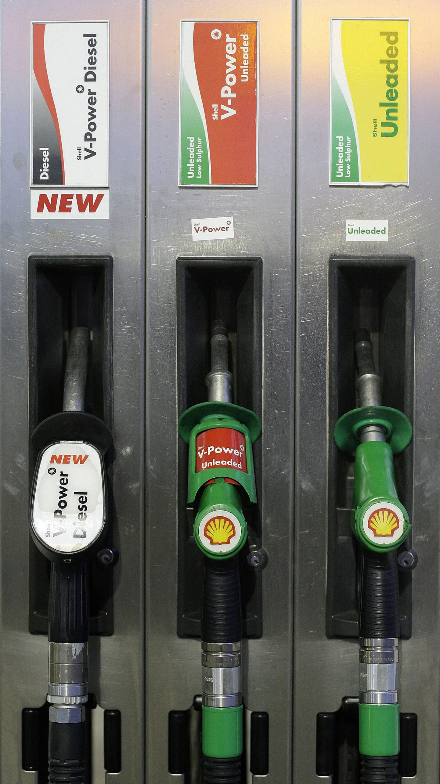 Kütusevoolikud Royal Dutch Shelli bensiinijaamas Londonis.
