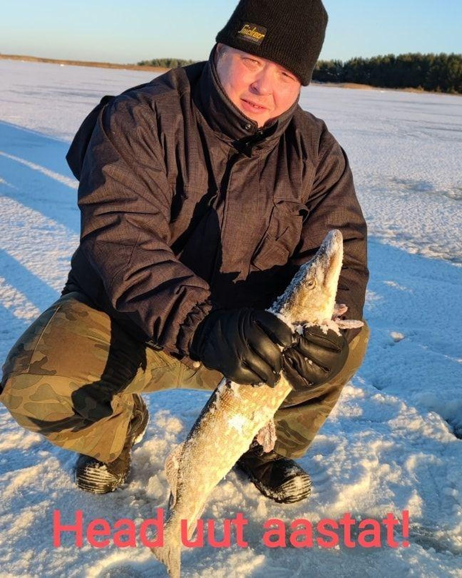 Keskkonnaminister Erki Savisaar ajas surnud kalaga poseerides marru keskkonnaaktivistid.