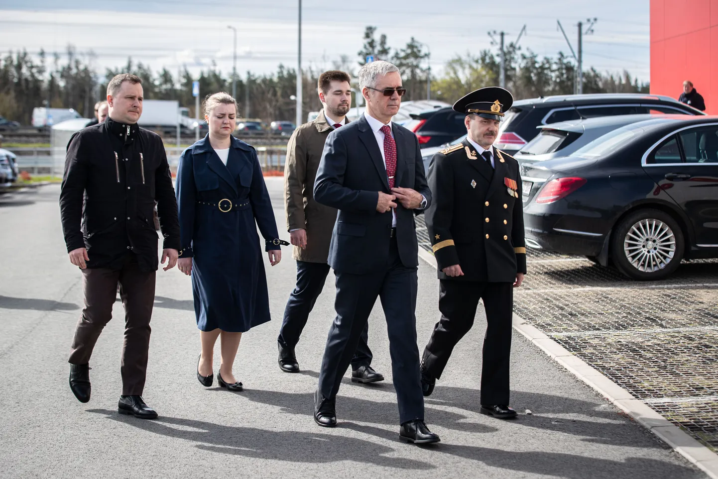 Vene suursaadik Eestis Vladimir Lipajev (esiplaanil, ülikonnas) 9. mail 2022 Tallinnas teel Kaitseväe kalmistule pronkssõduri kuju juurde lilli viima.