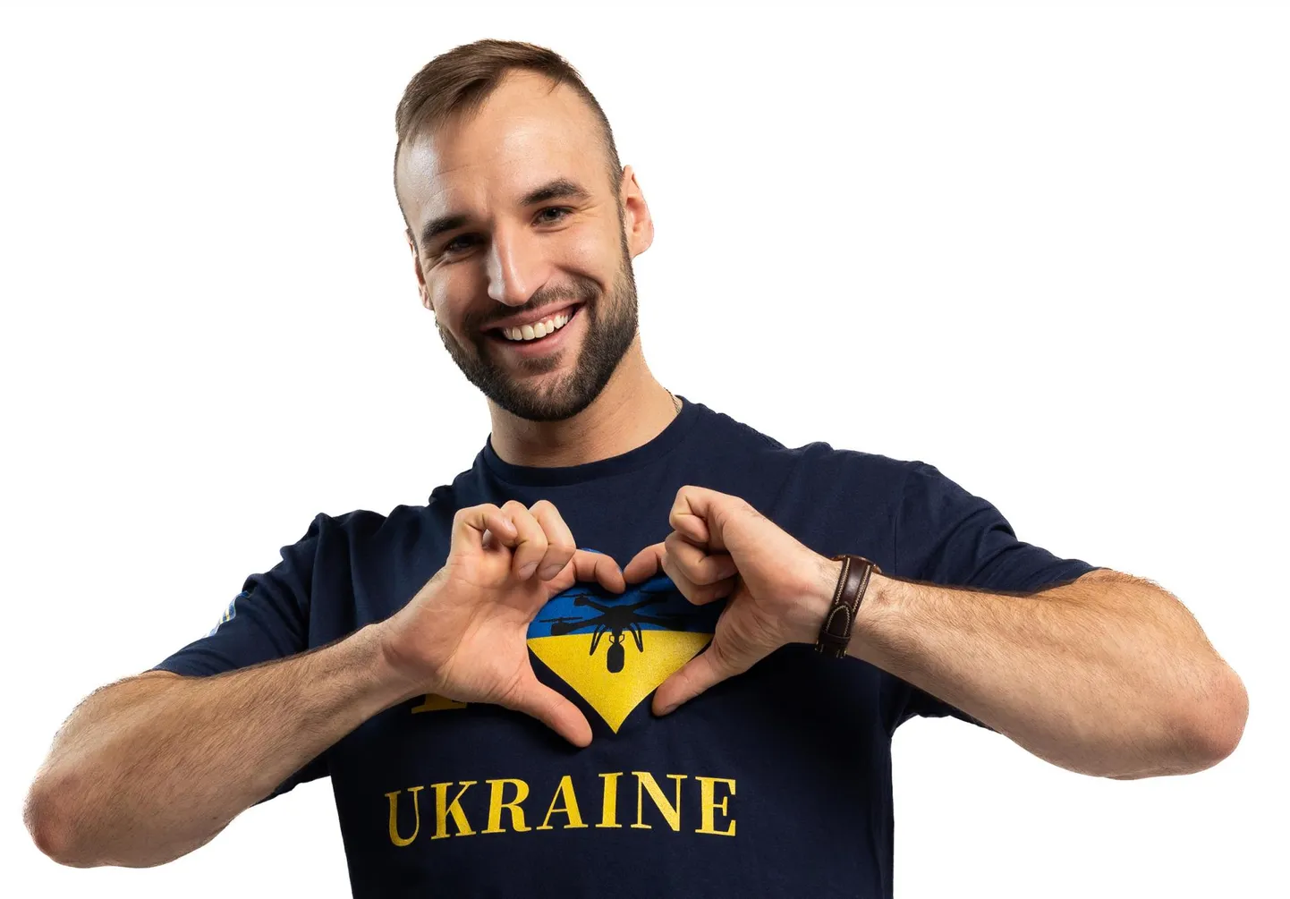 Sõjablogija, endanimelist drooniarmeed ülesehitav Artur Rehi on loonud ka riidebrändi Rehi, mille rõivad tulevad müüki tuleval kuul. Osa müügitulust läheb Ukraina toetusprojektide rahastamiseks.