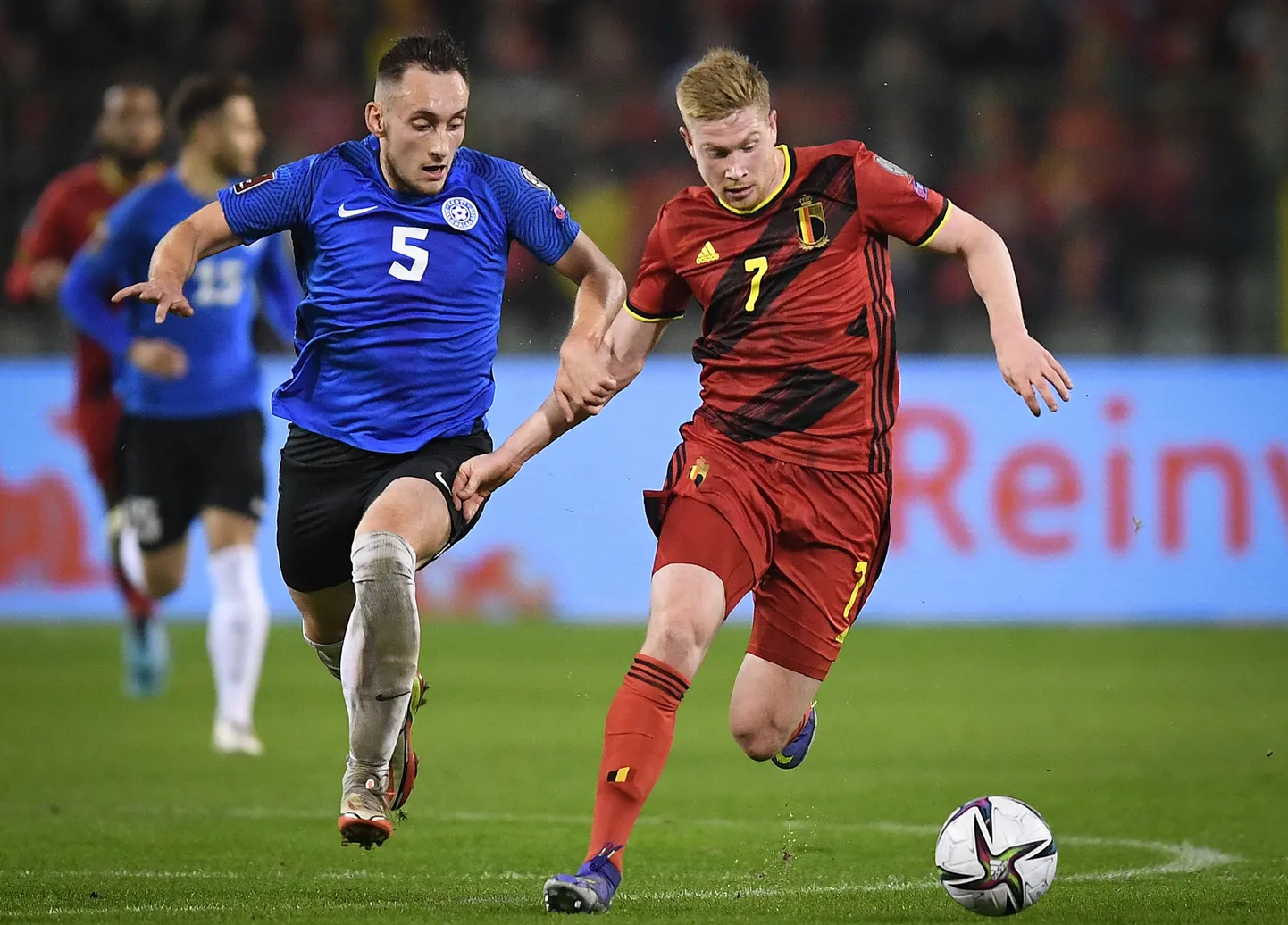 Vladislav Kreida (vasakul) võitlemas Belgia koondise tähe Kevin De Bruyne'iga.