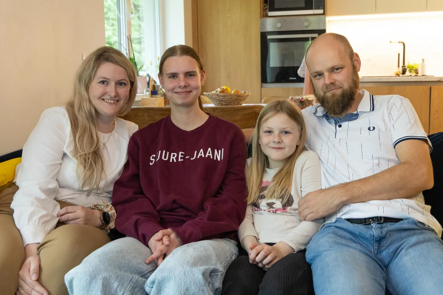 Triinu Kask ja Timmu Metsa otsustasid möödunud suvel, et nende perre mahuks üks laps juurde. Nii saigi kodu pakutud Saksamaalt tulnud vahetusõpilasele Mathilda Klemmerile. Pildil on peale nende 10-aastane peretütar Johanna Sofie Metsa. Lisaks kasvab peres 5-aastane tütar Kelli Heleene Metsa.