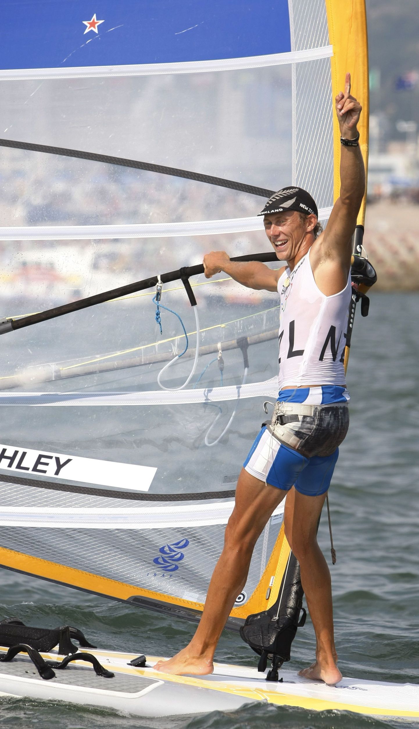 Uusmeremaalane Tom Ashley võitis RS:X klassis olümpiakulla.